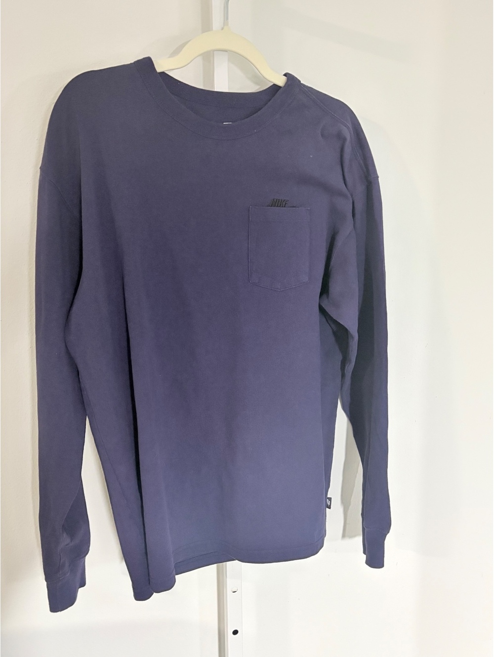 Nike The Nike Tee size M Loose Fit Long Sleeve T-Shirt in Navy Blue